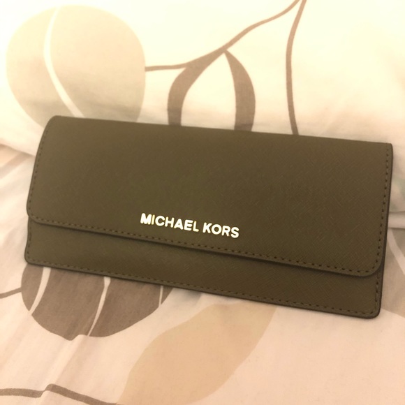 Michael Kors Handbags - MK wallet ✨Authentic✨ (still brand new!!)
